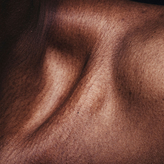dysfonction érectile - homme allongé a plat ventre sur un lit nu. Photo de luissh