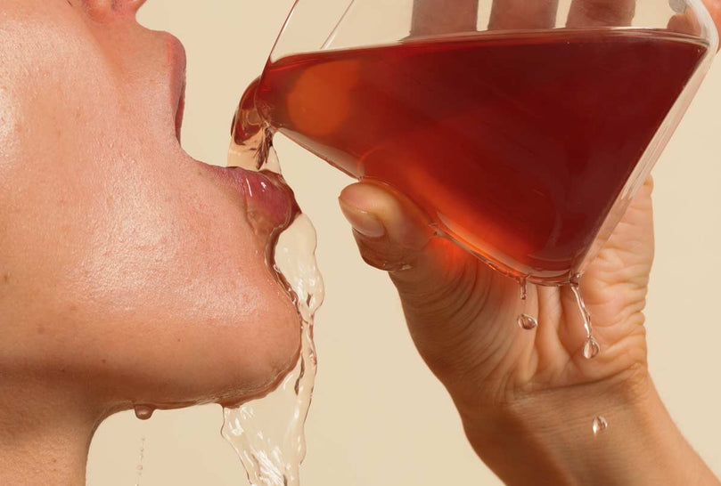 Plantes aphrodisiaques : quelle est la plus efficace ? Femme qui boit de la tisane pour la libido de façon sensuelle.
