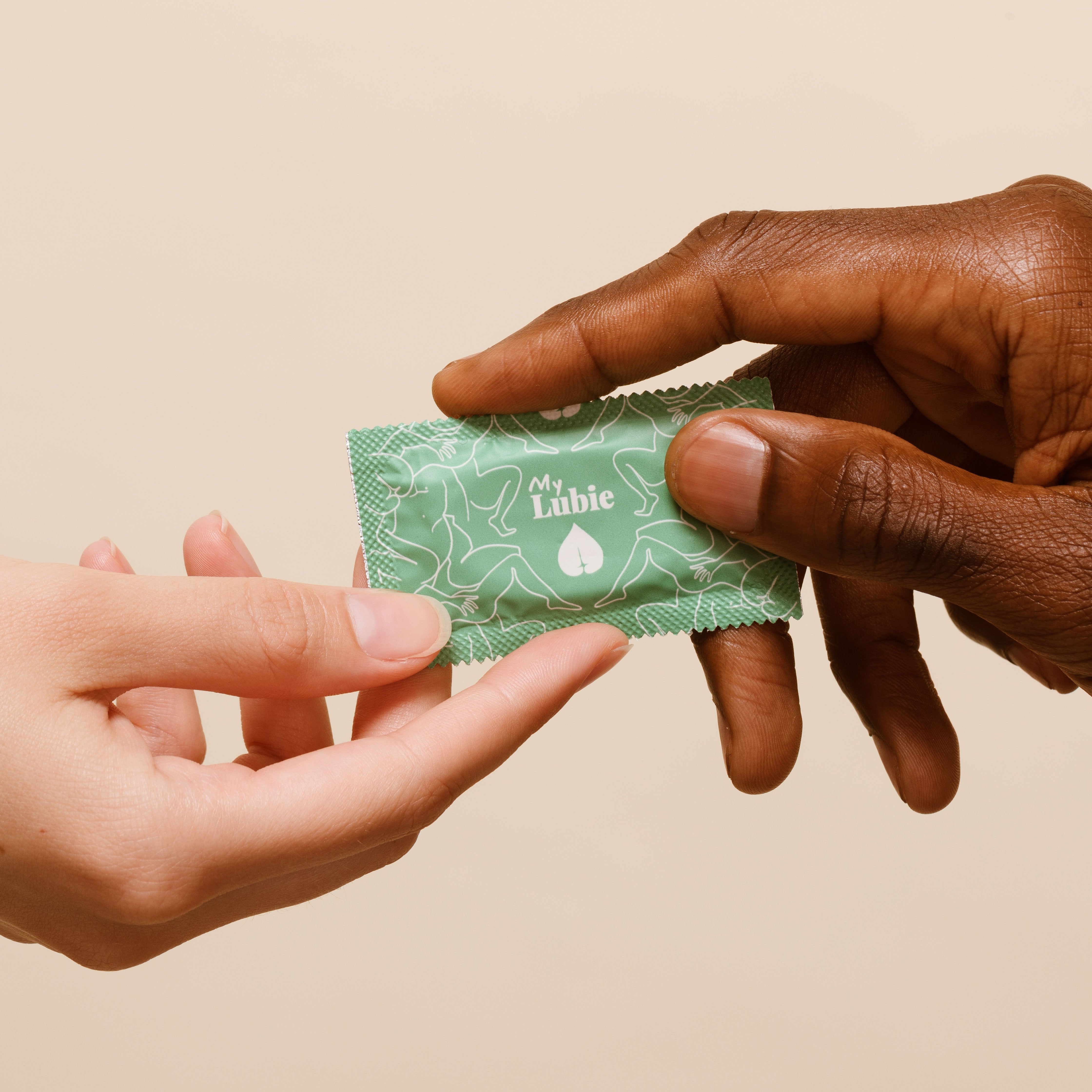 préservatifs avec mains et peau