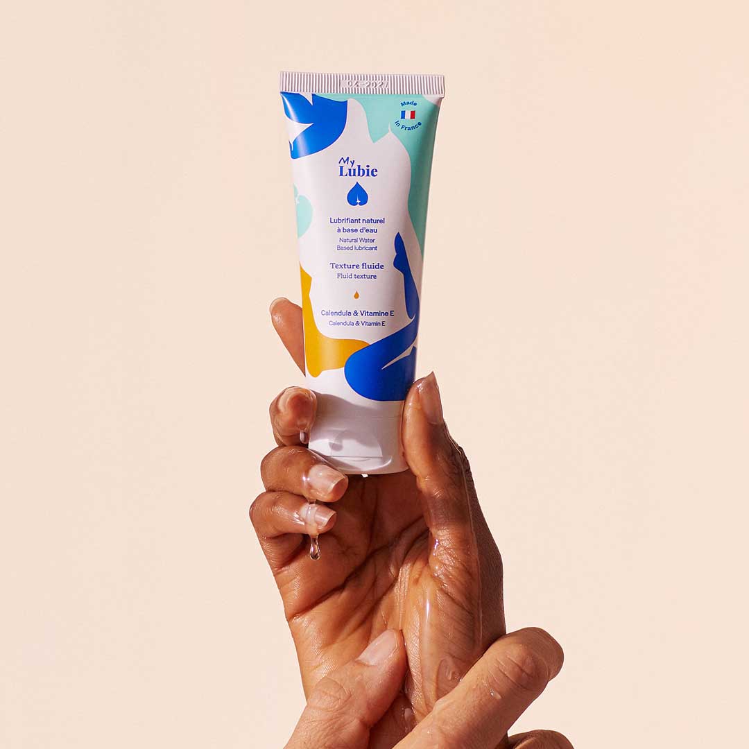 lubrifiant naturel fluide avec texture sur mains