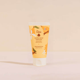 Lubrifiant naturel aromatisé My Lubie, goût vanille poire / framboise mûre, arômes naturels, Texture fluide, Glisse (très) longue durée, le lubrifiant formulé comme un soin.
Aloe vera et acide hyaluronique pour hydrater et apaiser. Prébiotiques pour l'équilibre du microbiote intime.