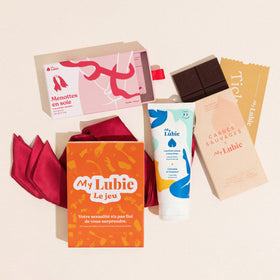 Coffret 14.02
Douceur, le chocolat
Les menottes en soie couleur Cerise
Le lubrifiant naturel fluide
Le Jeu My Lubie