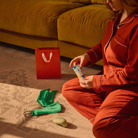 Vibes & vibrations, le coffret my lubie, avec menottes en soie, aura le stimulateur clitoridien, dune le galet vibrant, et le lubrifiant naturel fluide