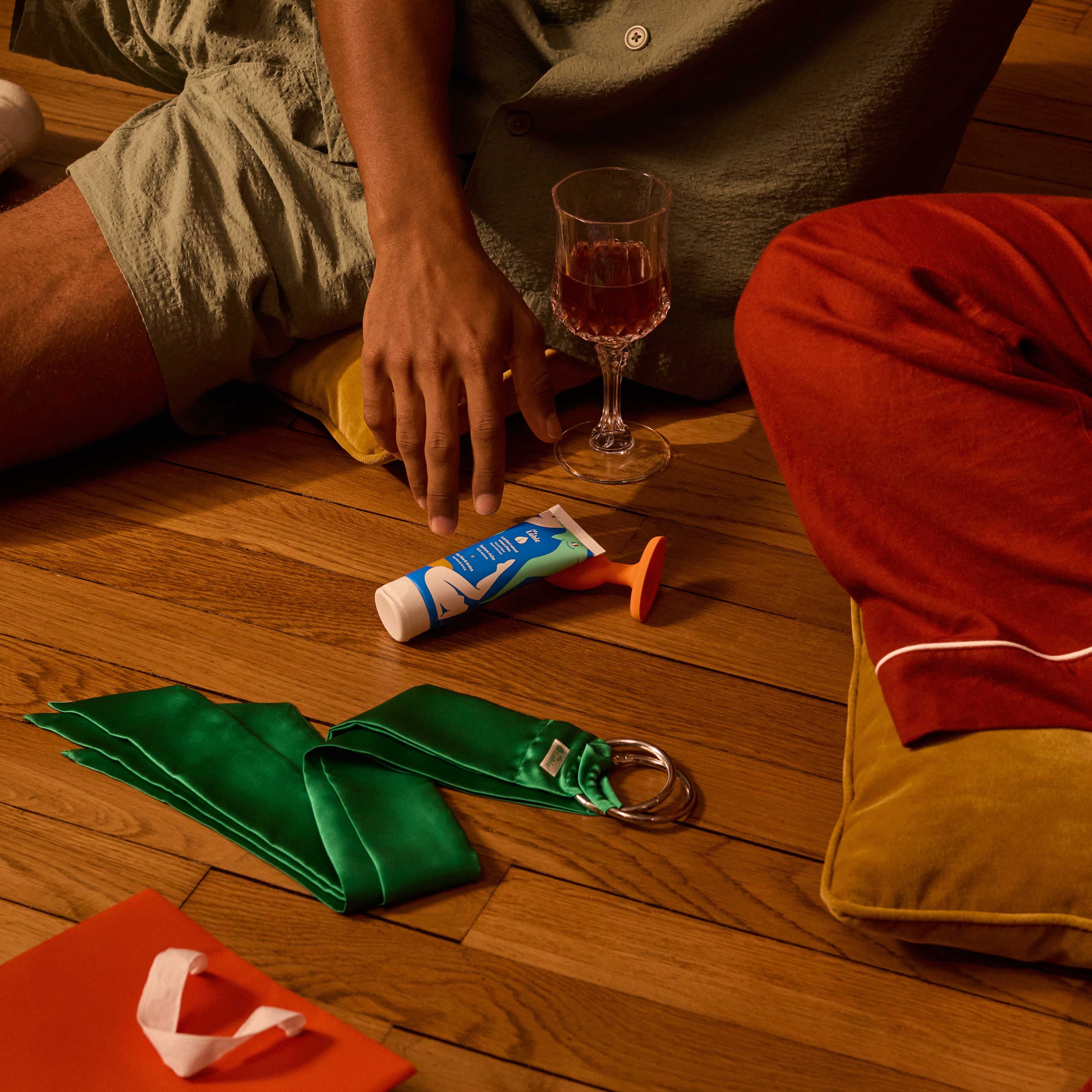 Explorations, le coffret My Lubie, lubrifiant naturel riche, menottes en soie, aube le plug anal