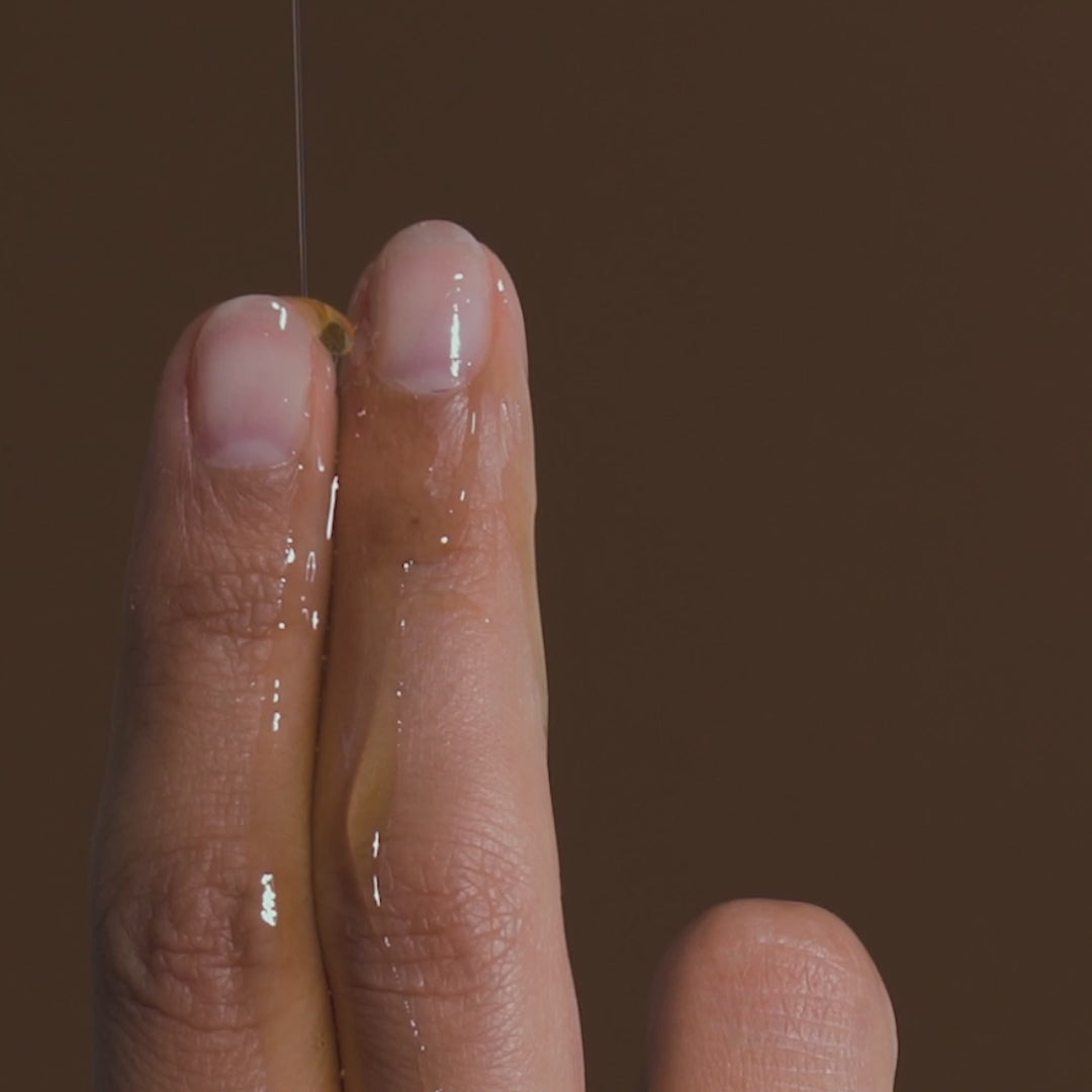 l'huile intime au cbd, multiplie les bienfaits : elle fluidifie les câlins, stimule les zones de plaisir autant qu’elle apaise les inconforts liés aux frottements ou à la pénétration. Compatible avec le sexe oral, avec les massages doux comme les ébats vifs.