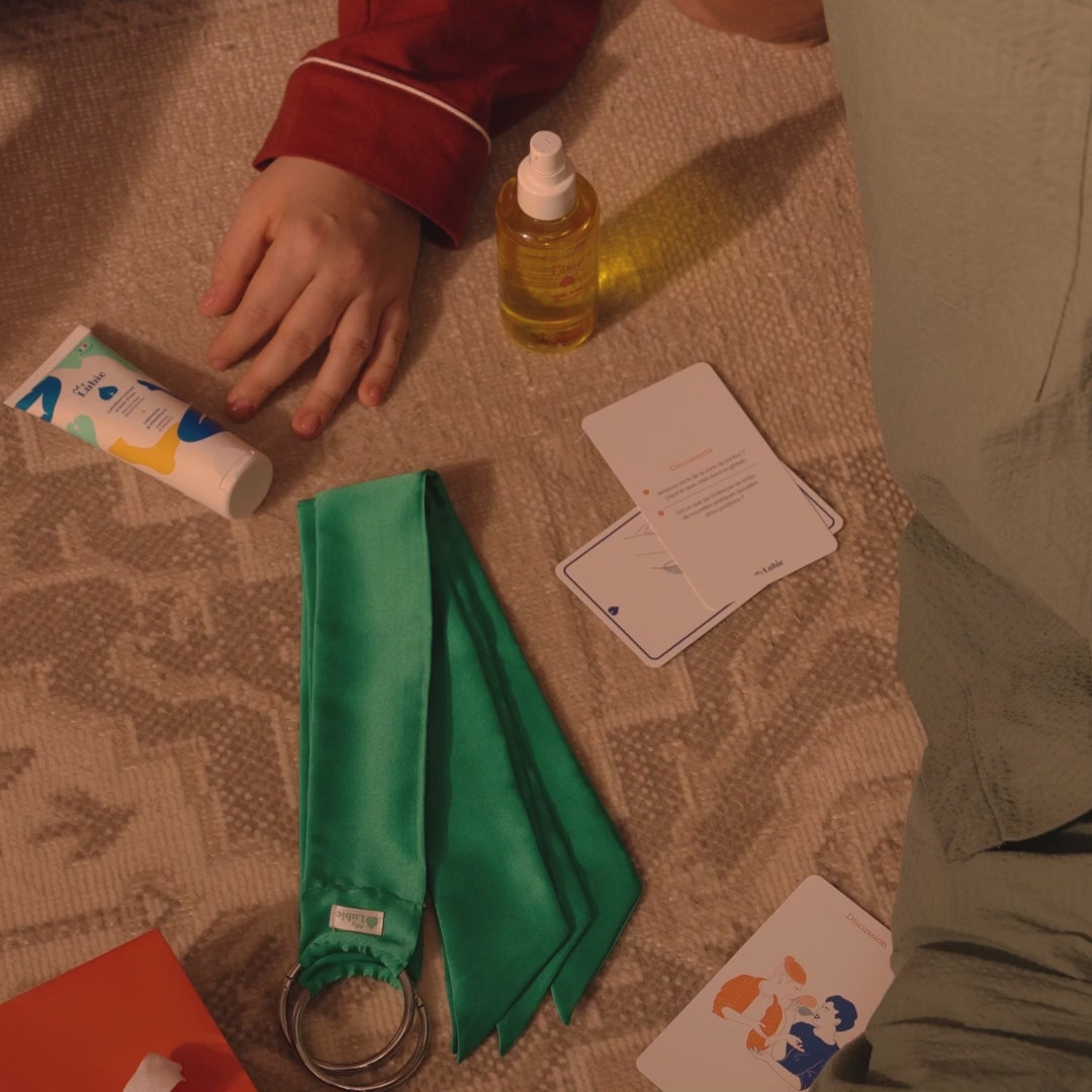 Jeux de nuit, le coffret My Lubie, menottes en soie vert et orange, l'huile soin corps et massage, le lubrifiant naturel fluide