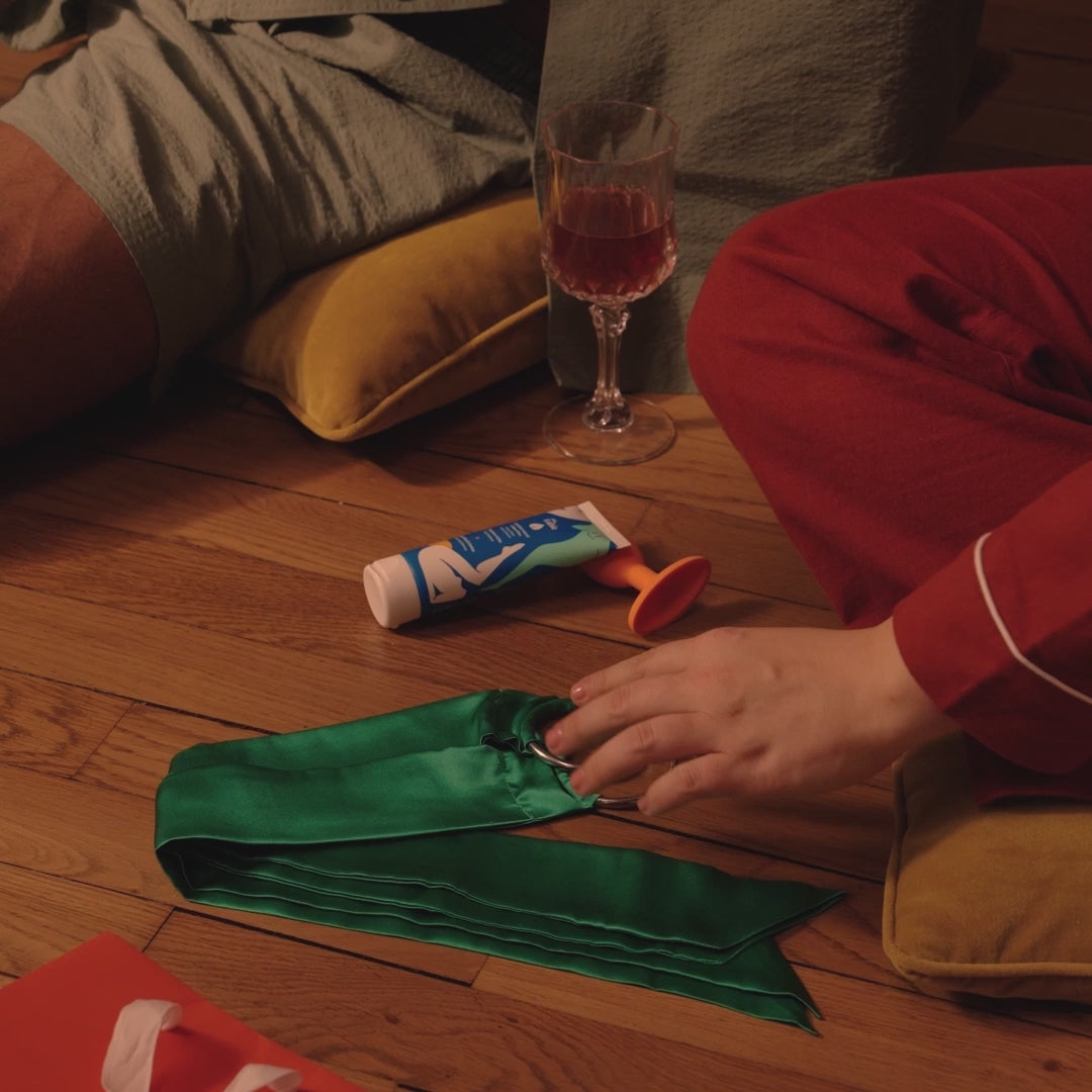 Explorations, le coffret My Lubie, lubrifiant naturel riche, menottes en soie, aube le plug anal